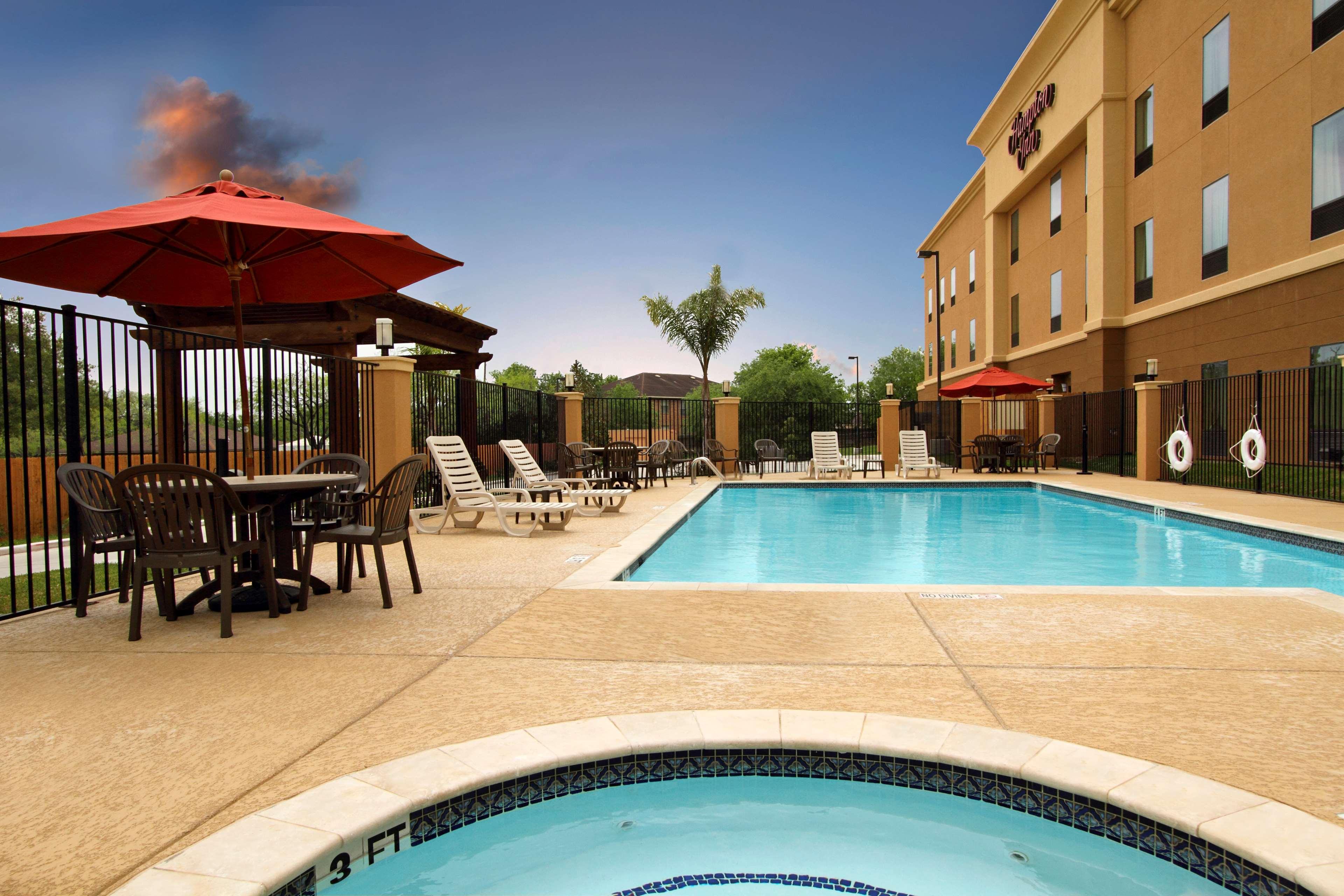 Hampton Inn Beeville Exterior photo