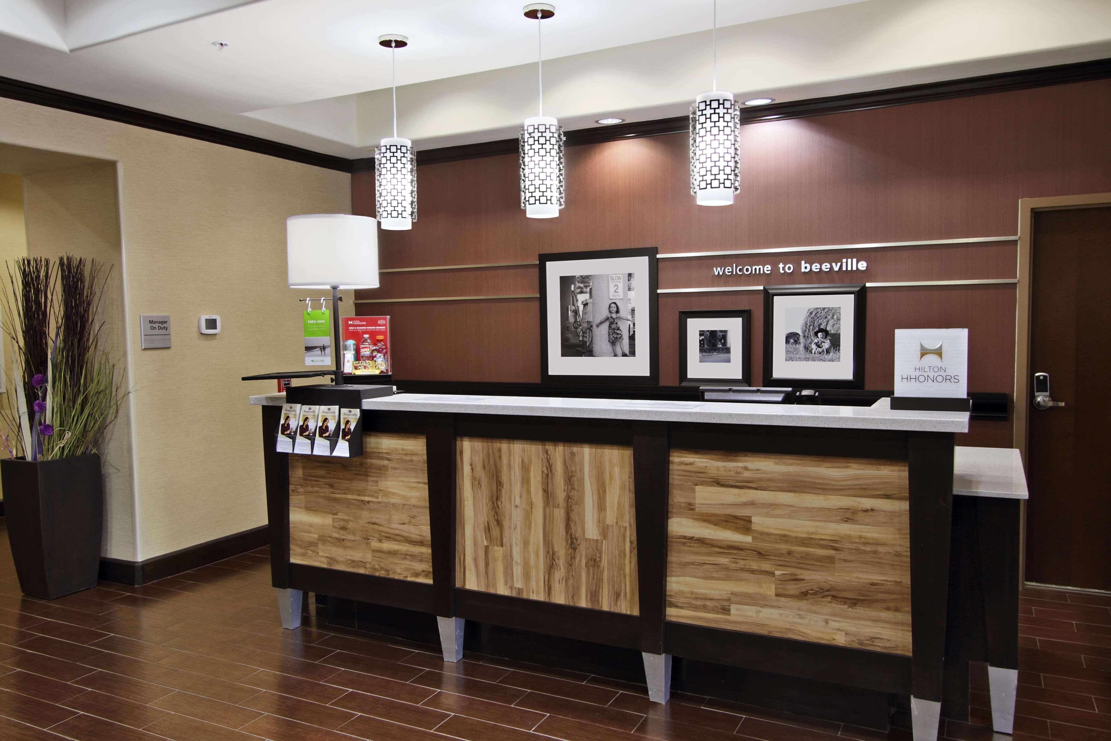 Hampton Inn Beeville Exterior photo